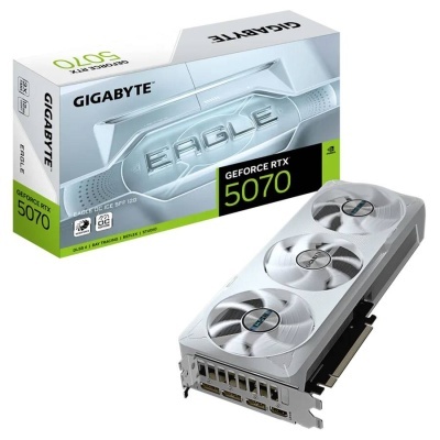 Placa gráfica Gigabyte GeForce RTX 5070 branca com três ventoinhas junto da caixa