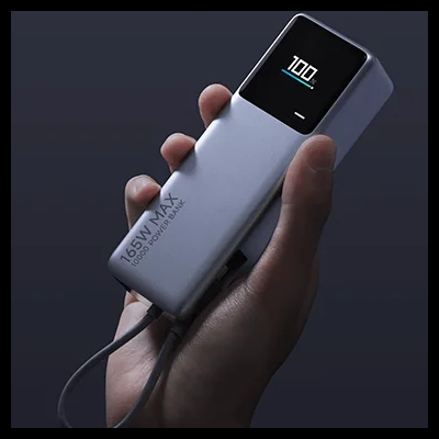 Power bank prateado com ecrã digital a mostrar 100%