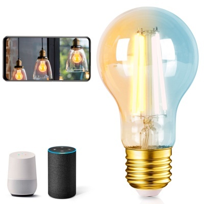 Lâmpada LED com base dourada e vidro transparente ao lado de smartphone e dois assistentes virtuais.