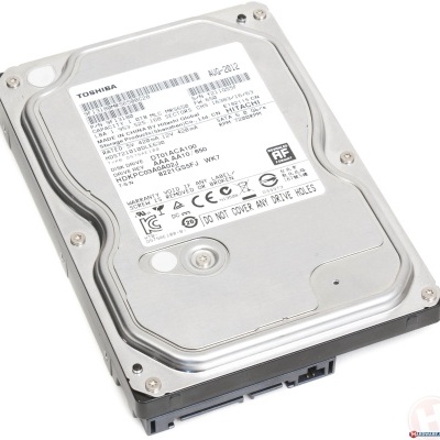 Disco rígido Toshiba metálico com etiqueta branca e texto técnico