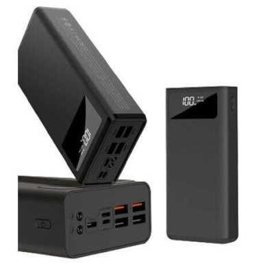 Banco de energia portátil preto com ecrã digital branco e várias portas USB