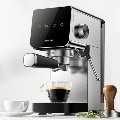 Máquina de café espresso Xiaomi em inox e preto com café servido numa jarra de vidro