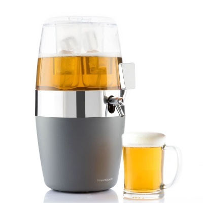 Dispensador de bebidas com copo de cerveja com espuma