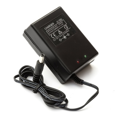 Carregador preto JC-100A com cabo enrolado e LEDs indicador vermelho e verde