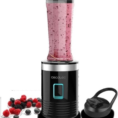 Liquidificador Cecotec preto com smoothie rosa e frutos vermelhos ao lado