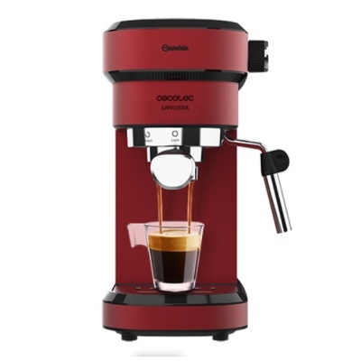 máquina de café expresso vermelha Cecotec Cumbia a encher caneca de vidro com café