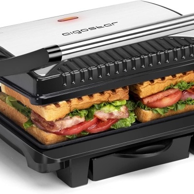Prensa sanduíches elétrica Aigostar com dois sanduíches dentro
