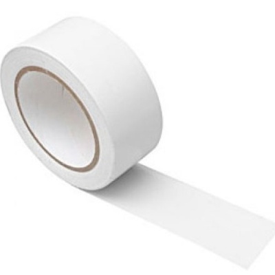 Rolo de fita adesiva branca com um pedaço estendido