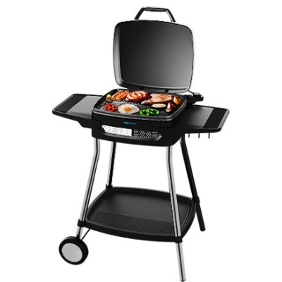 Churrasqueira eléctrica preta com grelha ocupada e estrutura metálica com rodas