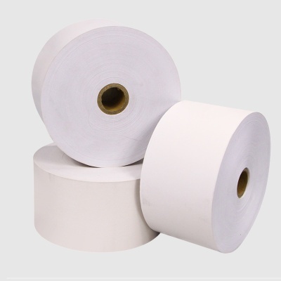 Rolos grandes de papel térmico branco com núcleo de cartão castanho