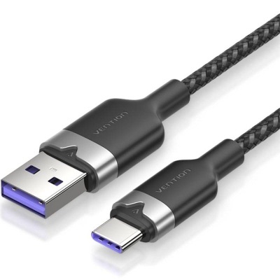 Cabo USB com conetores USB-A e USB-C em preto e prata, revestimento trançado