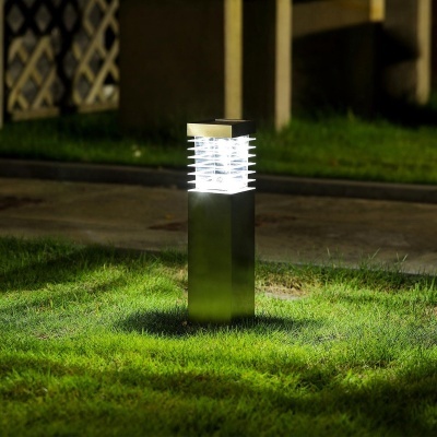 Luminária de jardim LED em relva, foto noturna