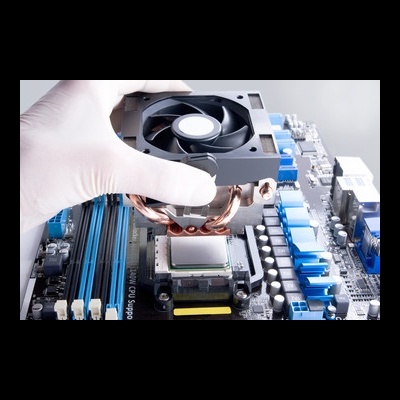 Mão com luva branca a instalar cooler com ventoinha preta em placa mãe azul