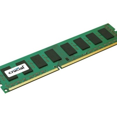 Módulo de memória RAM verde com chips pretos e etiqueta crucial