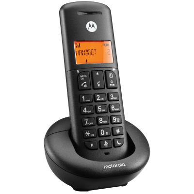 Telefone fixo preto Motorola com ecrã digital laranja e base de carregamento