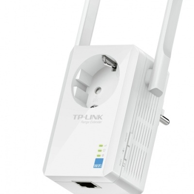 Repetidor WiFi TP-LINK branco com antenas e tomada integrada