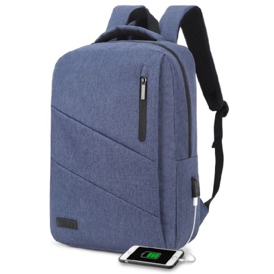 Mochila azul com fecho e alças acolchoadas, carregando smartphone via USB