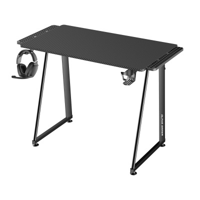 Mesa de gaming preta com estrutura metálica e acessórios laterais.