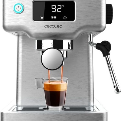 Máquina de café expresso em aço inoxidável com visor digital e chávena de vidro com café a sair