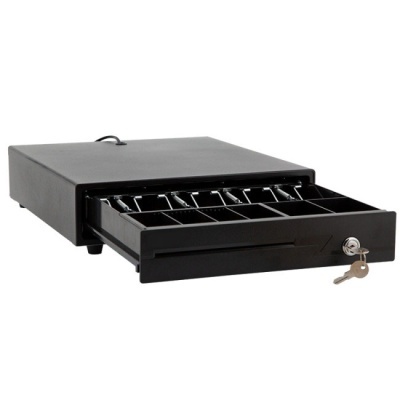 Gaveta metálica preta para dinheiro aberta com compartimentos e chave