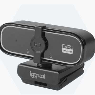 Webcam preta com tampa de proteção HD e suporte com marca iggual.