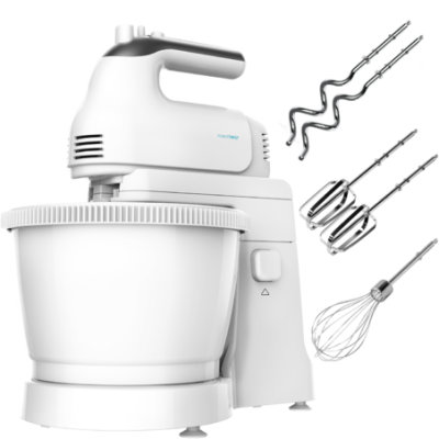 Batedeira elétrica branca com taça e acessórios variados à parte.