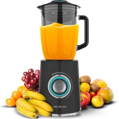 Liquidificador preto com jarro transparente cheio de sumo laranja rodeado por frutas