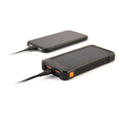 Carregador portátil preto com duas portas USB e smartphone preto ligado
