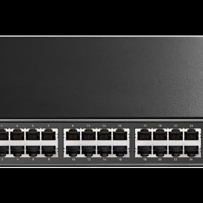 Switch de rede cudy GS5024S4 preto com 24 portas RJ45 e 4 portas SFP
