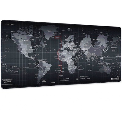 Tapete grande com mapa-múndi em preto e cinza com texto e escala visível