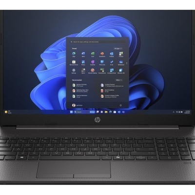 Computador portátil HP preto com ecrã ligado a mostrar ambiente Windows 11