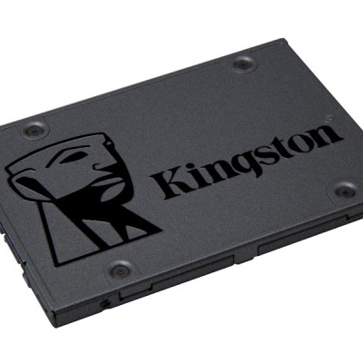 Disco SSD Kingston preto com logótipo e texto Kingston