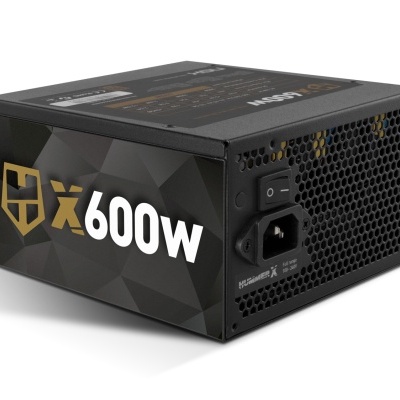 Fonte de alimentação preta para computador com potência 600W e grelha de ventilação.