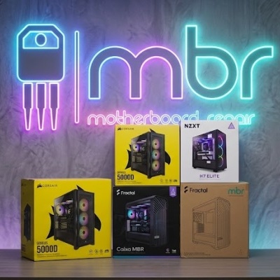 Caixas de componentes para computador Corsair, NZXT, Fractal e MBR sobre mesa à frente de parede com letreiro luminoso MBR motherboard repair