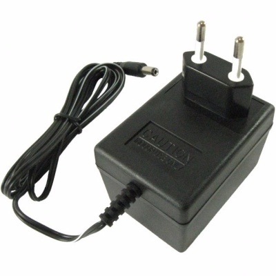 Transformador elétrico preto com ficha europeia de dois pinos e cabo negro