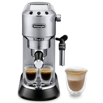 Máquina de café espresso DeLonghi com copos de café e cappuccino em fundo branco