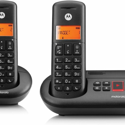 Telefone sem fios Motorola preto com botão vermelho e ecrãs laranja