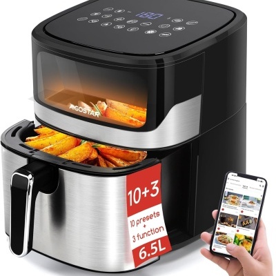 Máquina air fryer preta e inox com visor digital e batatas fritas na bandeja