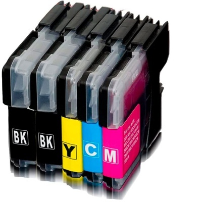 Conjunto de cinco tinteiros para impressora em preto, amarelo, ciano e magenta.