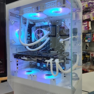 Computador de secretária branco com vidro lateral e ventoinhas LED azuis