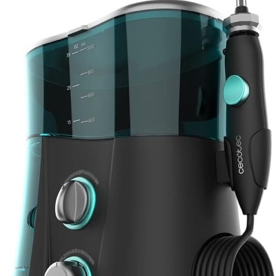 Irrigador oral preto e azul com reservatório translúcido e botões de controlo