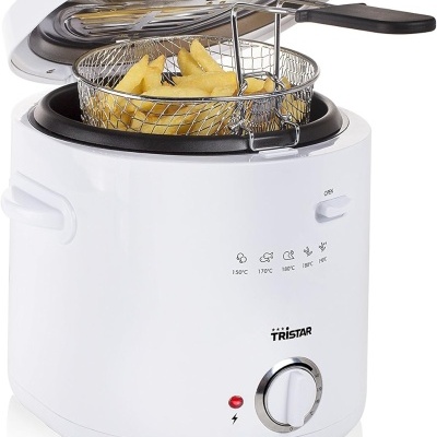 Fritadeira elétrica branca TRISTAR com cesto metálico e batatas fritas