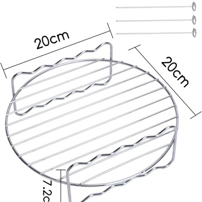 Grelha redonda metálica prateada com quatro espetos