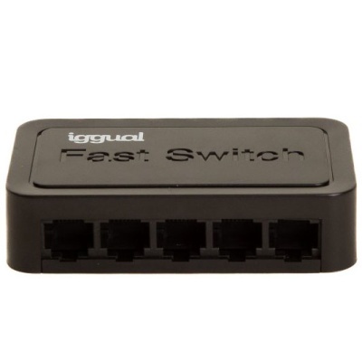 Switch de rede preto com cinco portas e texto iggual Fast Switch na superfície
