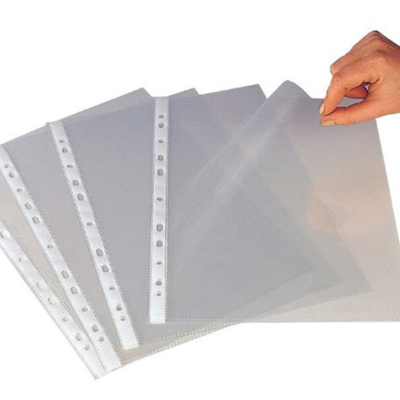 Folhas plásticas transparentes perfuradas para arquivamento com mão a segurar uma folha