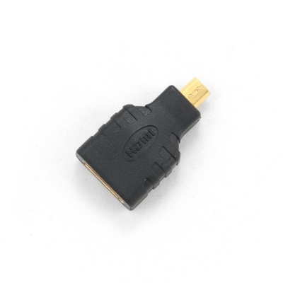 Adaptador HDMI preto com conector dourado sobre fundo branco