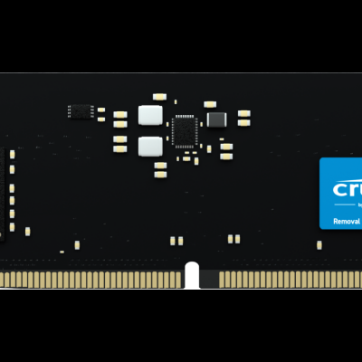 Módulo de memória RAM DDR5 preto con etiqueta azul e negra Crucial by Micron
