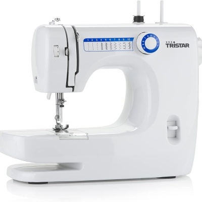 Máquina de costura branca marca TRISTAR com mostrador azul e seleção de pontos