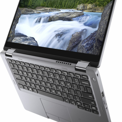 Computador portátil cinzento com ecrã a mostrar rio e teclado preto