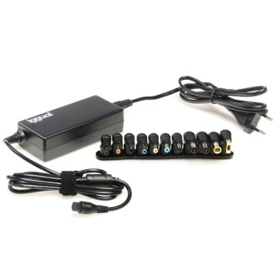 Carregador universal preto com adaptadores intercambiáveis e cabo com ficha europeia